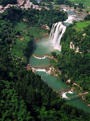 Huangguoshu Waterfall: A Thundering Symphony of Nature and a Stairway to Paradise!