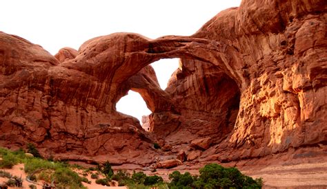 Red Rock Valley: Majestic Cliff Formations and Picturesque Natural Scenery!