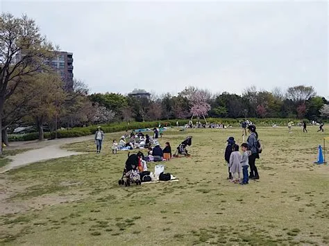 Umekoji Park: A Riverside Oasis Perfect for Relaxation and Cultural Immersion!