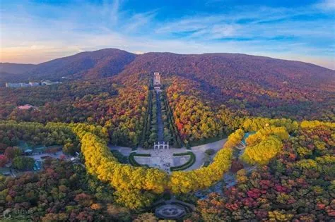 The Zhongshan Shiqi Mountain Scenic Area: Embracing Natural Beauty and Ancient Legends!